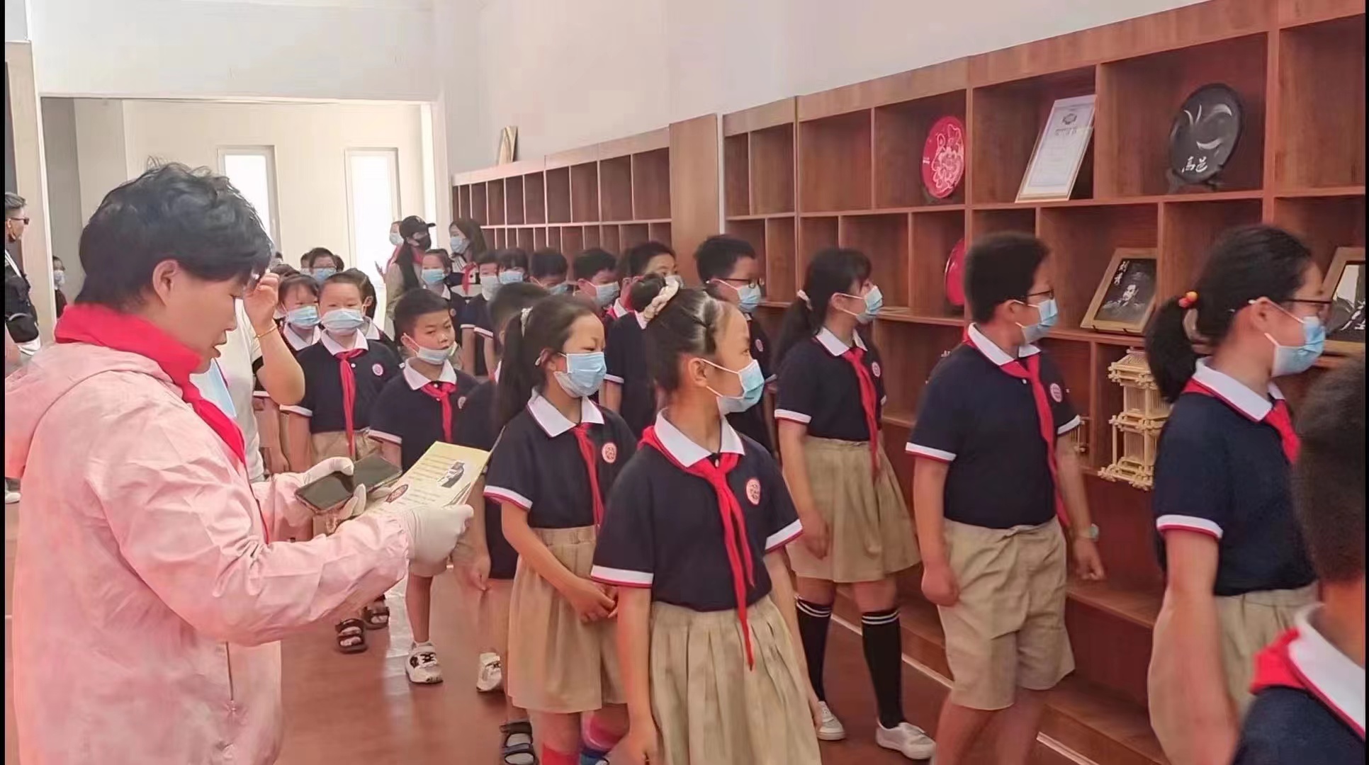 小读者参观刻瓷艺术品.jpg