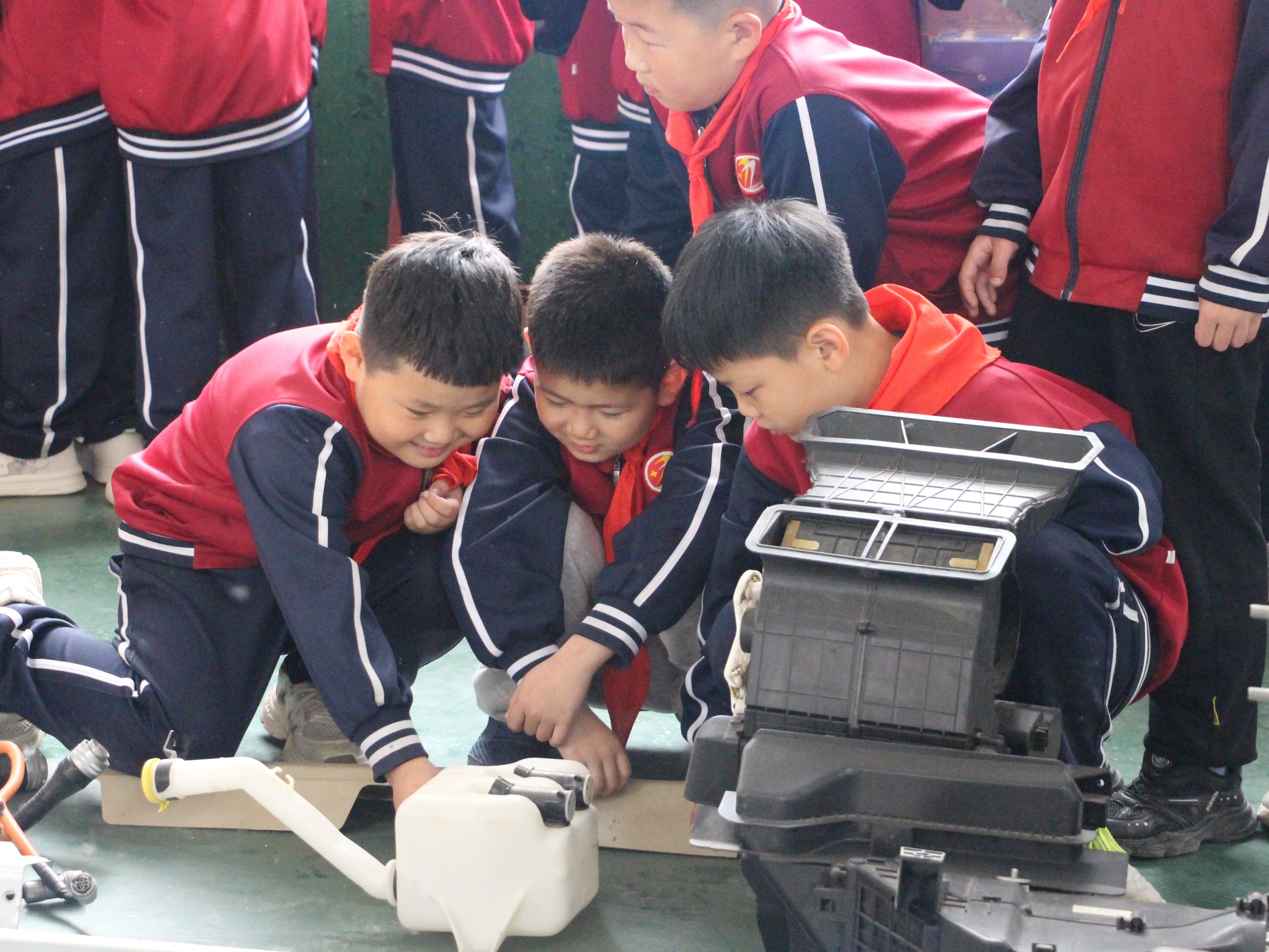 童心探科技——柏乡县路村明德小学学子“沉浸式”解锁新能源汽车奥秘