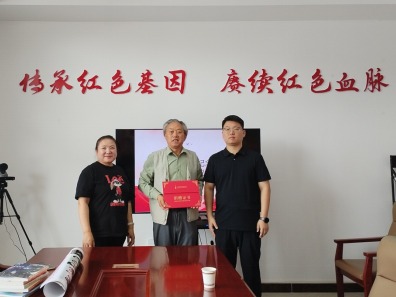 孔秀团队向石家庄解放纪念馆赠送《孔秀现象》书刊及“孔秀文化行纪实”