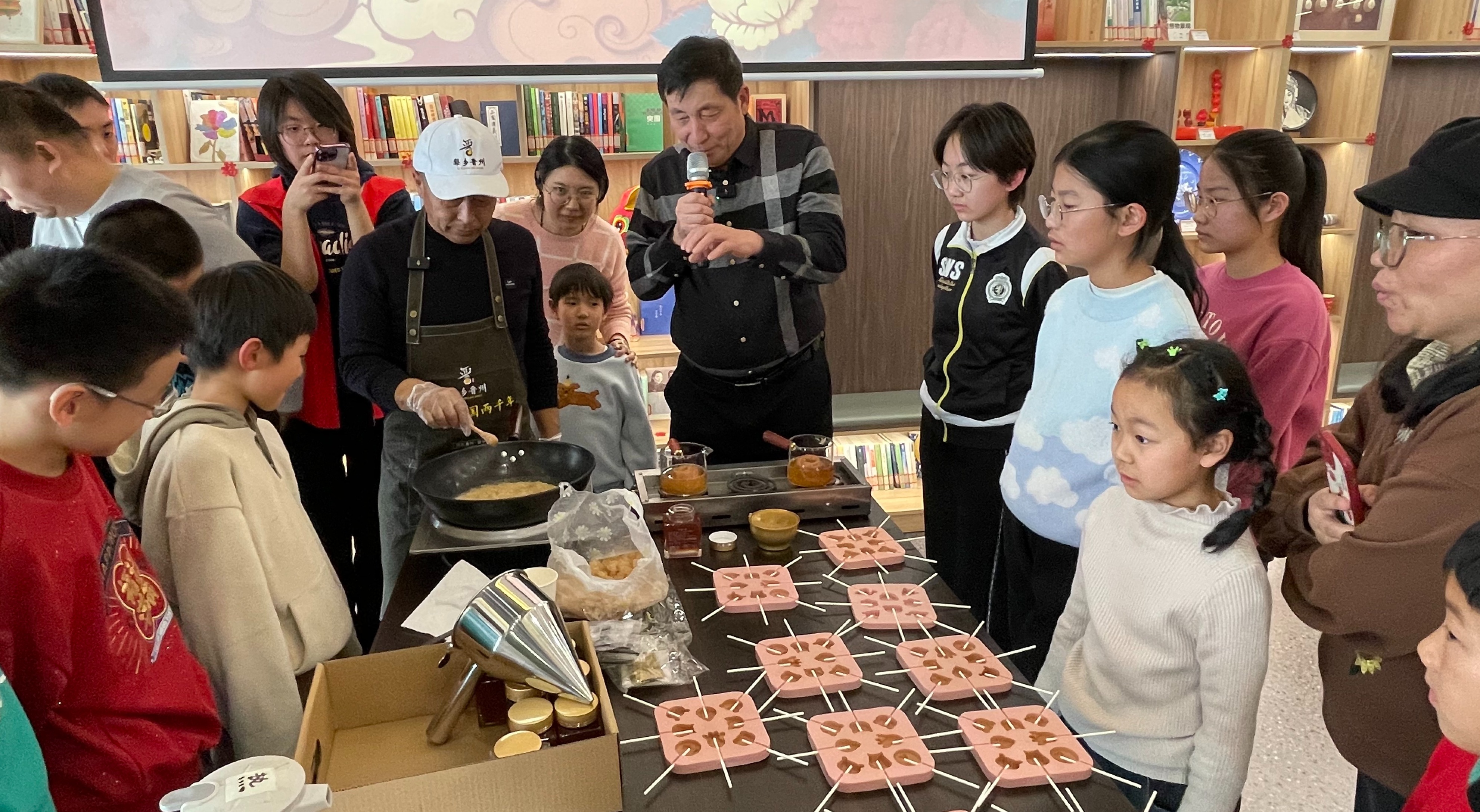 晋州传统烤梨制作体验活动在河北省图书馆举办
