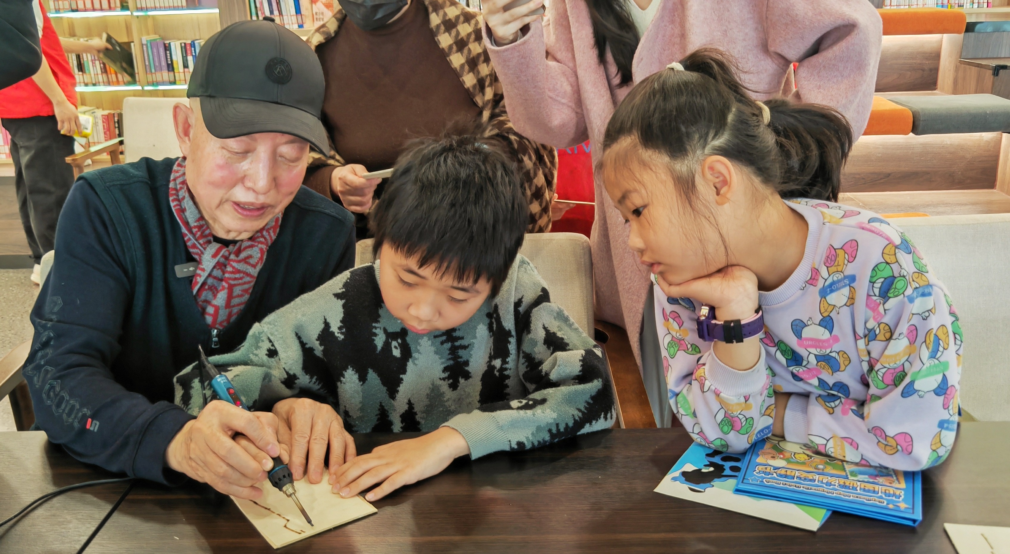 铁笔流韵绘丹青 万物板上溢芳香——河北省图书馆举办非遗烙画体验活动