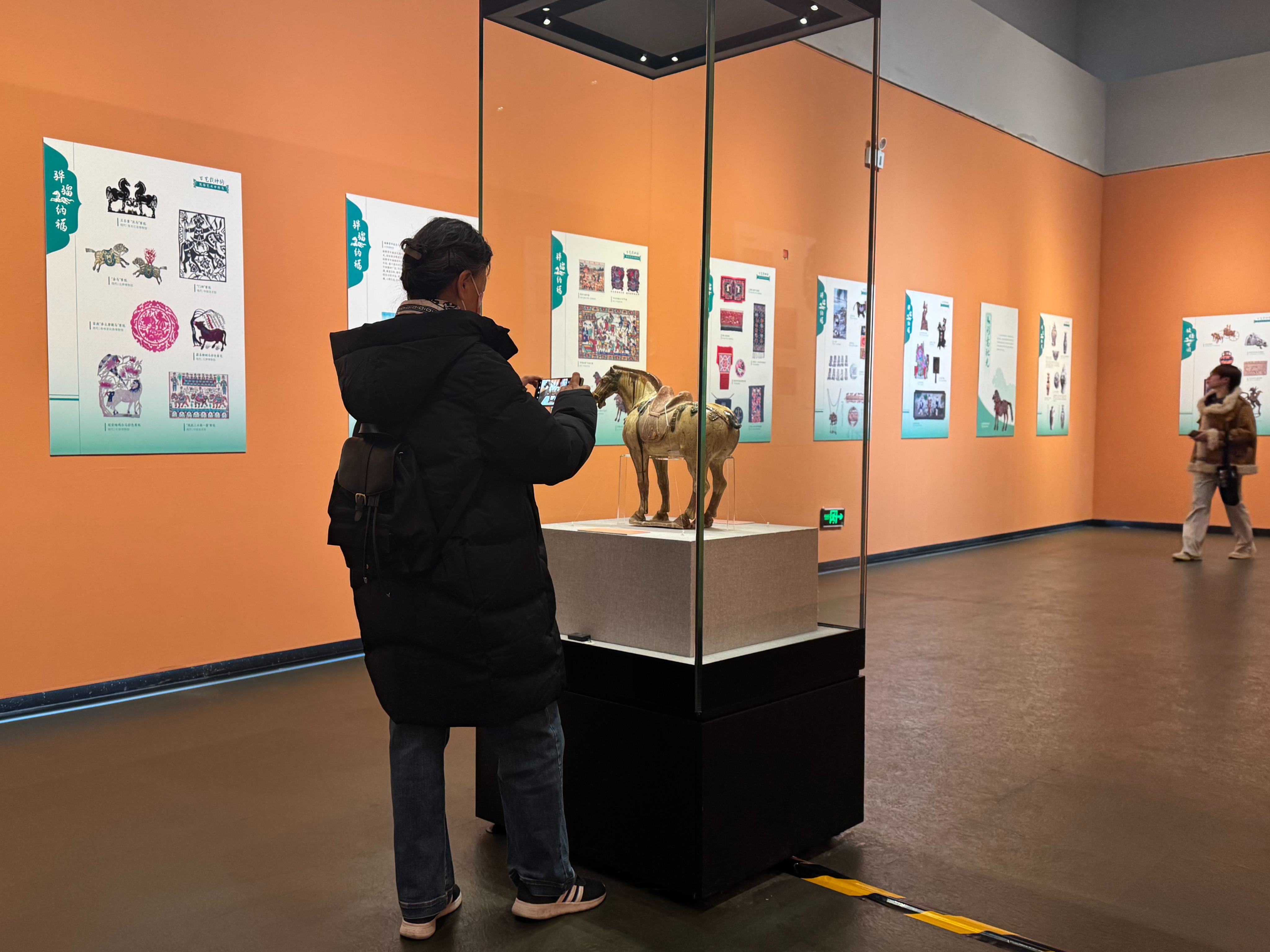 “马舞新春——丙午马年全球生肖文化大联展”在河北博物院正式开展