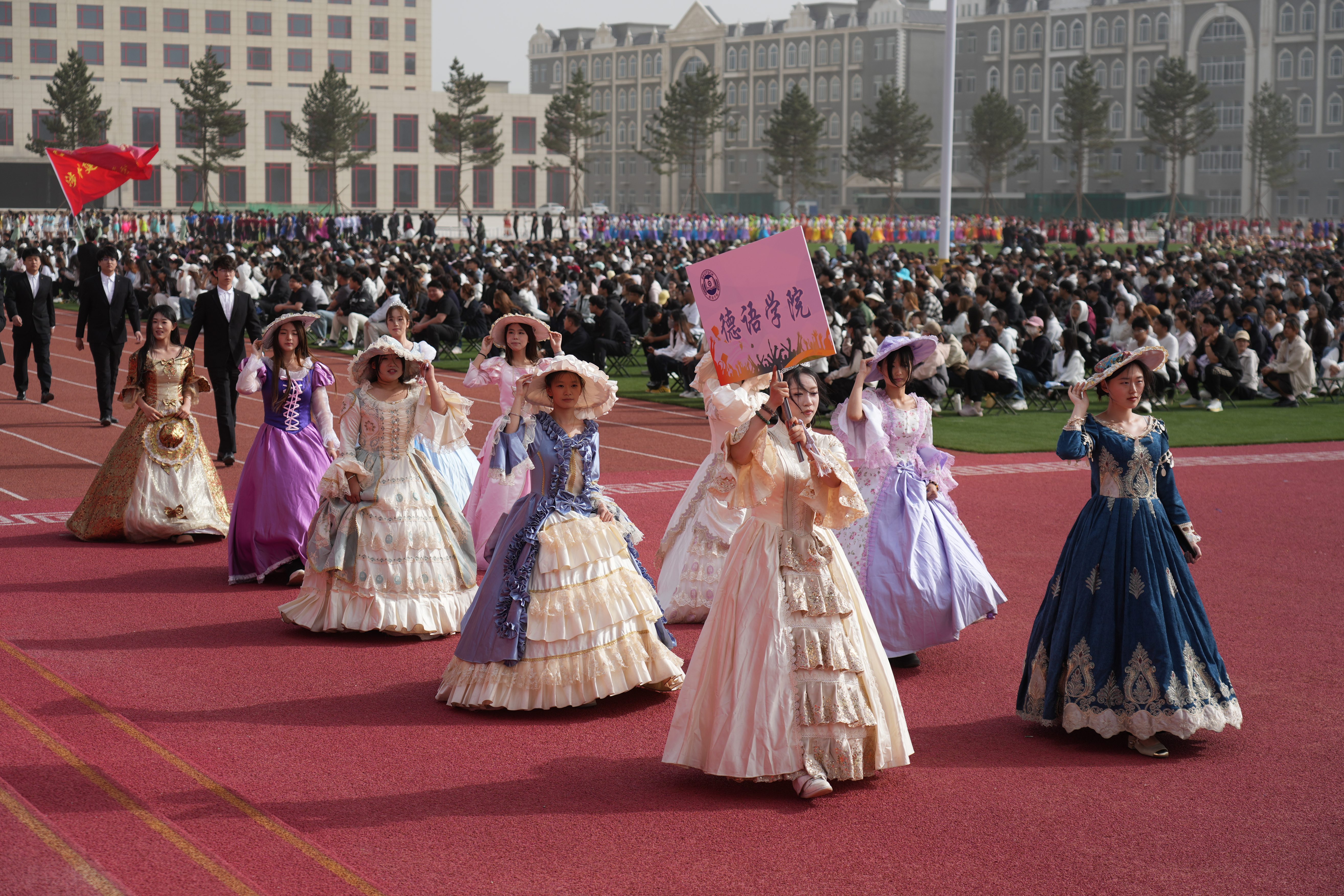 河北外国语学院表彰大会暨第十一届专业礼仪操展演圆满举行