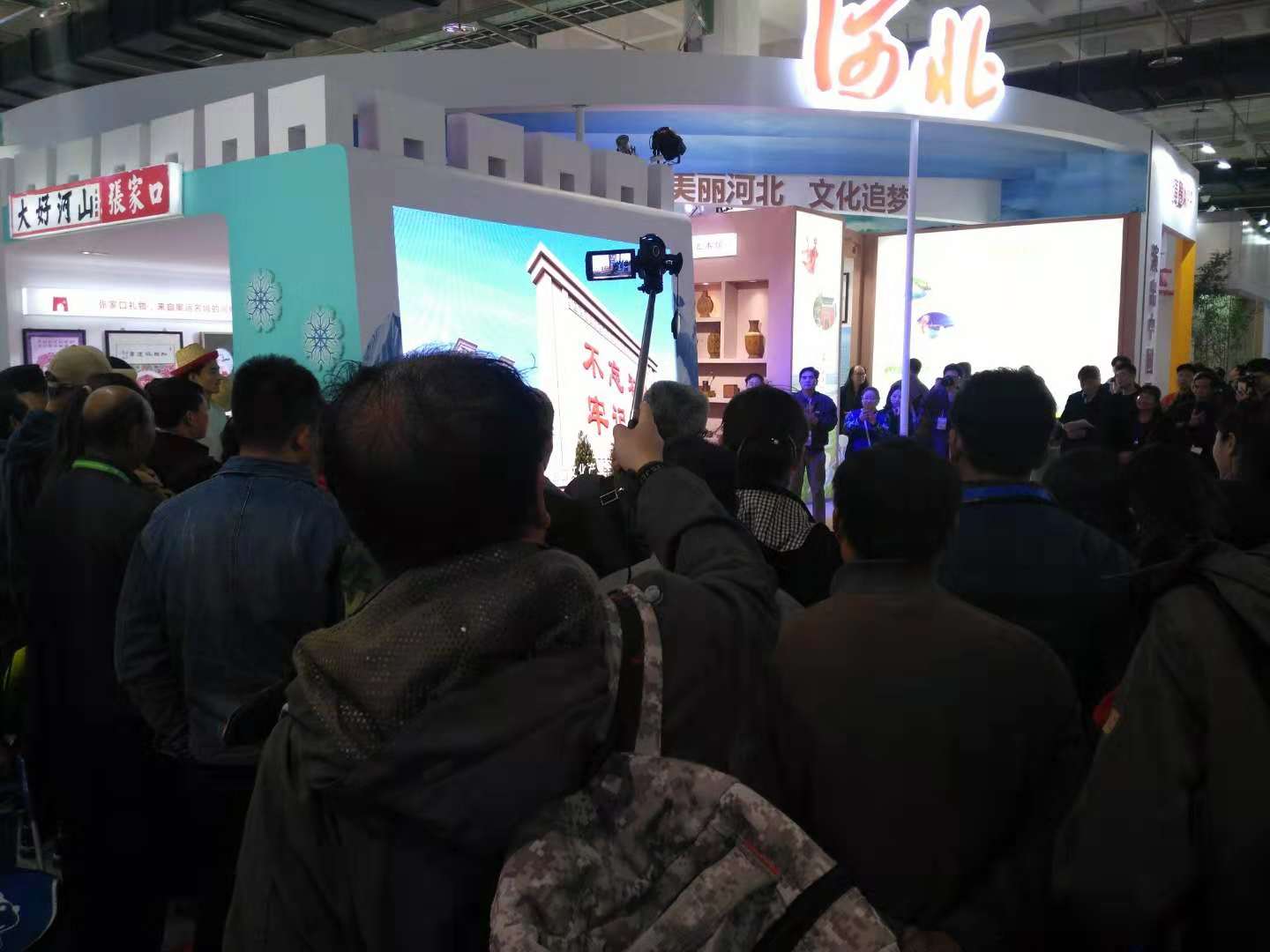 观众驻足观看河北展区.jpg