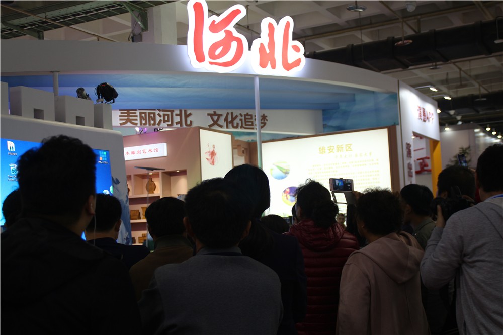 观众驻足河北展区观展.jpg