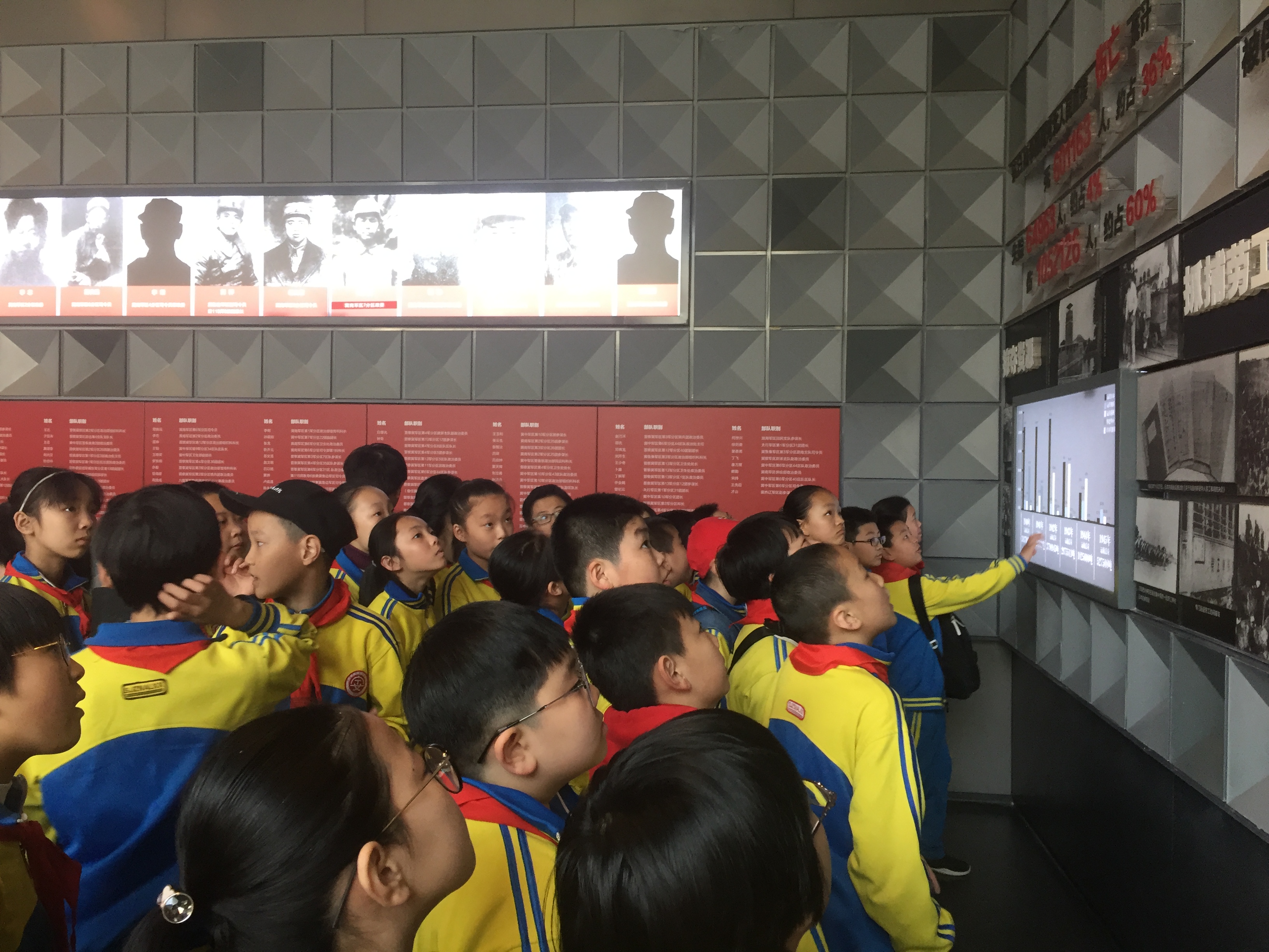 学生缅怀先烈伟绩.jpg