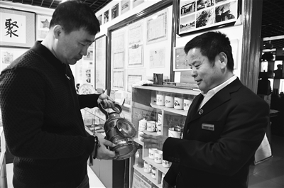 唐山老铁路人自费建展馆见证城市发展弘扬铁路史