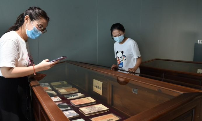 庆祝建党百年红色收藏系列展”之抗日战争文献收藏展在石家庄市图书馆新馆开展